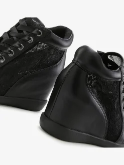 LASCANA Baskets<Baskets sneakers élégantes avec empiècement en dentelle tendance, idéales comme chaussures de mariée