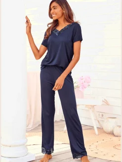LASCANA Pyjamas<Pyjama séduisant avec empiècement en dentelle