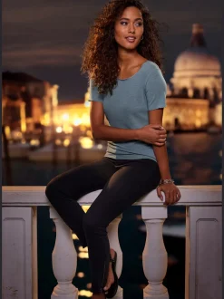 LASCANA T-Shirts<T-shirt à col rond bords pailletés raffinés à l'encolure, aux finitions des manches et à l'ourlet