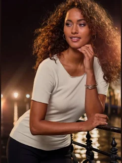 LASCANA T-Shirts<T-shirt à col rond bords pailletés raffinés à l'encolure, aux finitions des manches et à l'ourlet