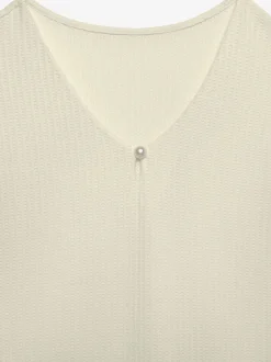 LASCANA T-Shirts<T-shirt à manches courtes encolure en v avec petite fente et perle décorative