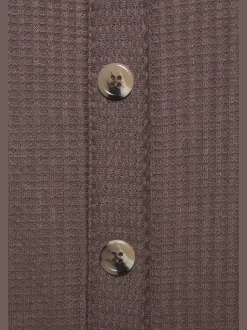 LASCANA T-Shirts<T-shirt à manches courtes patte de boutonnage fantaisie tendance et boutons imitation corne