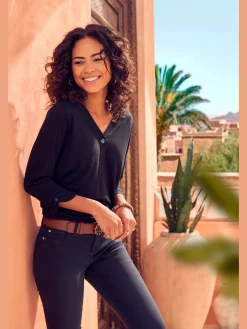 LASCANA T-Shirts<T-shirt détails boutonnés imitation corne à l'encolure en v et à l'ourlet des manches