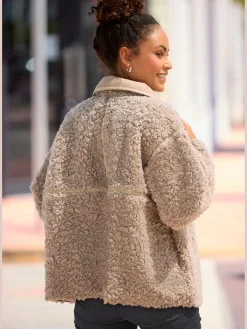 LASCANA Vestes<Veste imitation fourrure fermeture par 3 boutons recouverts de tissu